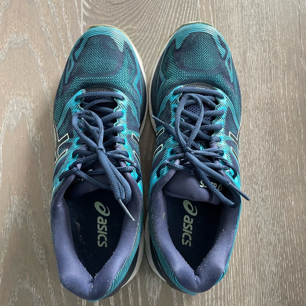 ASICS good condition gel Nimbus women’s tennis shoe. Size 9 1/2